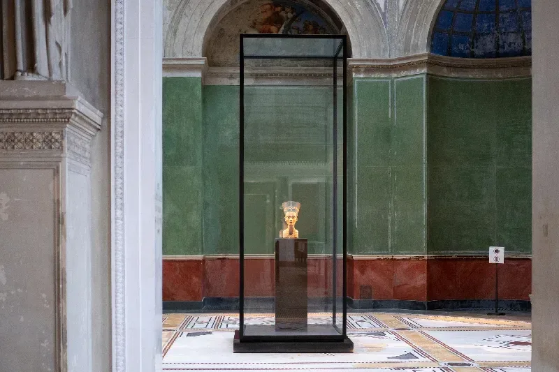 Weltberühmte Büste der Königin Nofretete im Neuen Museum Berlin