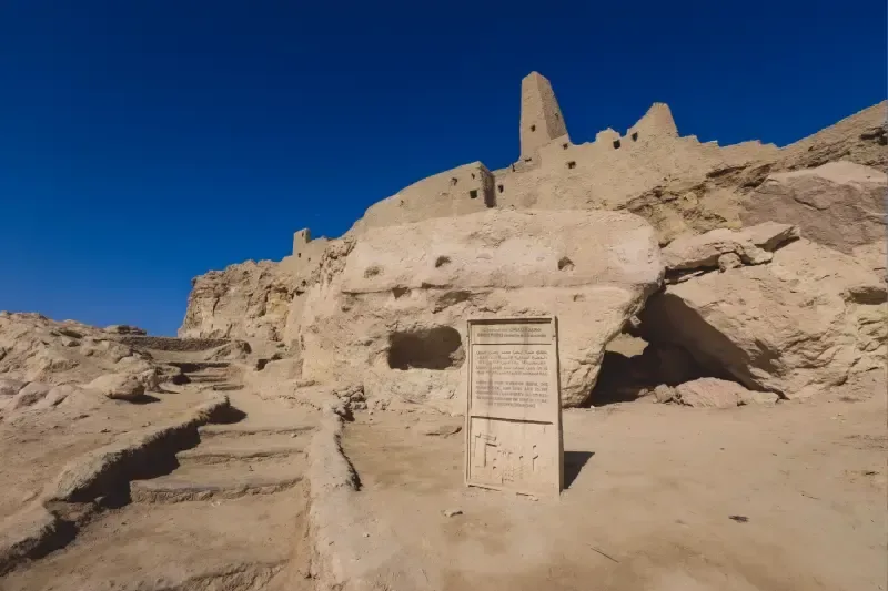 Panoramablick auf die einzigartigen und antiken Ruinen des Amun-Tempels in der Oase Siwa