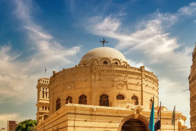 Die Hängende Kirche (Al-Muʿallaqa) im koptischen Kairo mit ihrer historischen Fassade