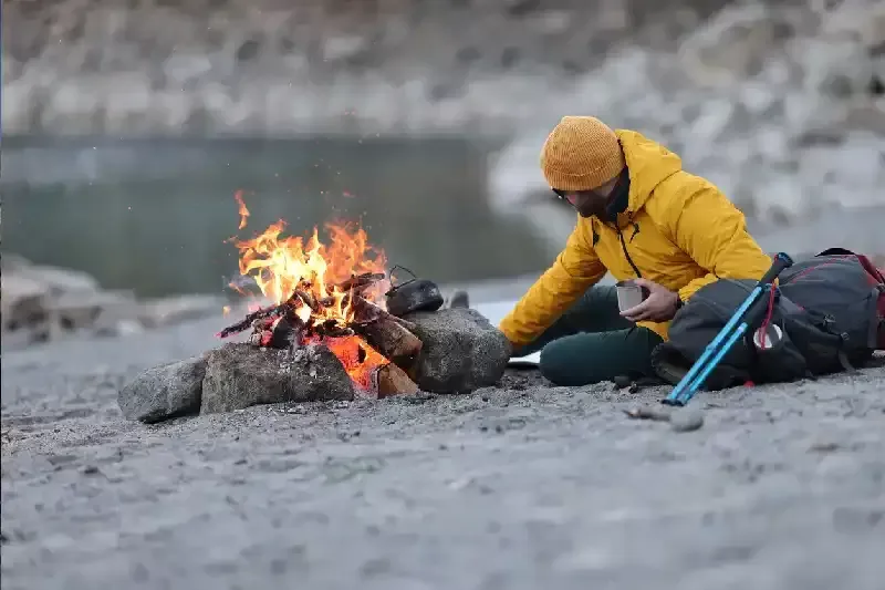 un uomo campeggia vicino monte nemrut, monte nemrut