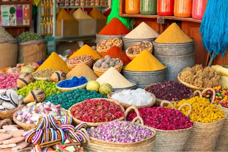 especias-y-tintes-de-vivos-colores-en-un-mercado-tradicional-de-marrakech-marruecos