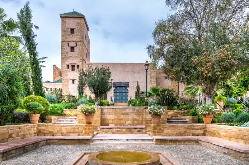 jardim-andaluz-com-fonte-vasos-de-flores