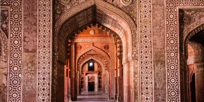 La mezquita de Fatehpur Sikri, India, está construida de piedra arenisca roja y es un impresionante ejemplo de arquitectura islámica.