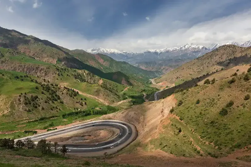 vista-de-las-carreteras-sinuosas-y-las-montanas-entre-taskent-y-el-valle-de-fergana-uzbekistan