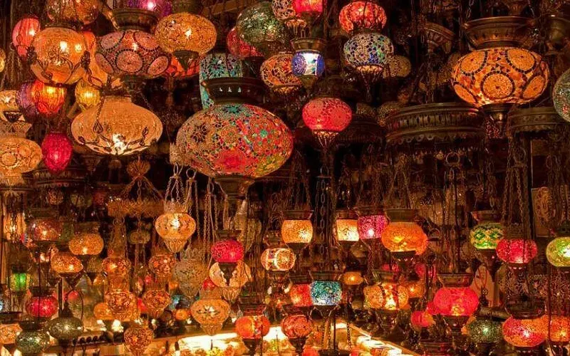 Souk animé de Khan el-Khalili au Caire avec épices et lanternes colorées