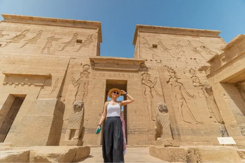Donna che cammina nel Tempio di Philae, noto anche come Tempio di Iside, ad Assuan, Egitto, Isola di Agilkia