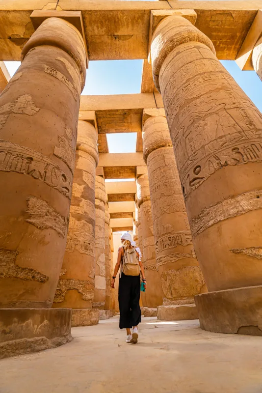 Una mujer fachada del templo del Karnak , Luxor , Egipto.