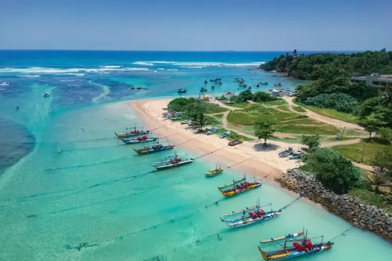 Vista aérea de una famosa playa de la costa sur de Sri Lanka, en las cercanías de la ciudad de Weligama.