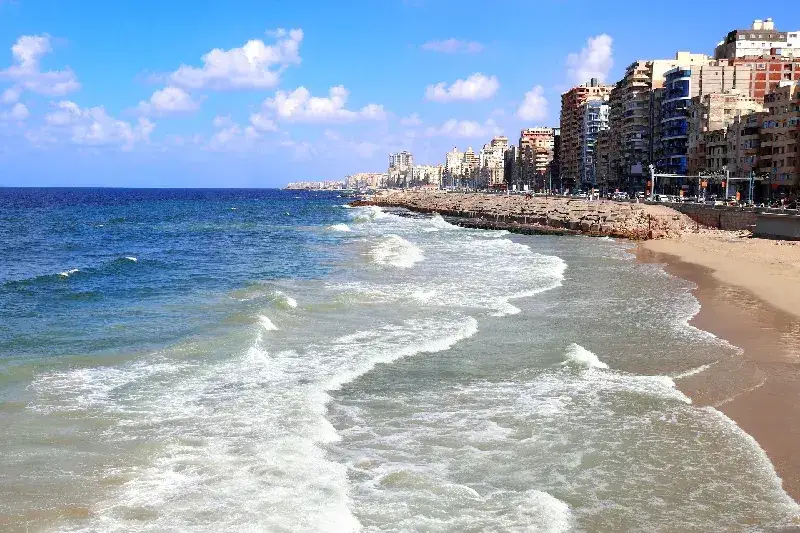 Malerischer Blick auf die Küstenstadt Alexandria vom Mittelmeer aus – ideale Kulisse für Reisen und Urlaub in Ägypten