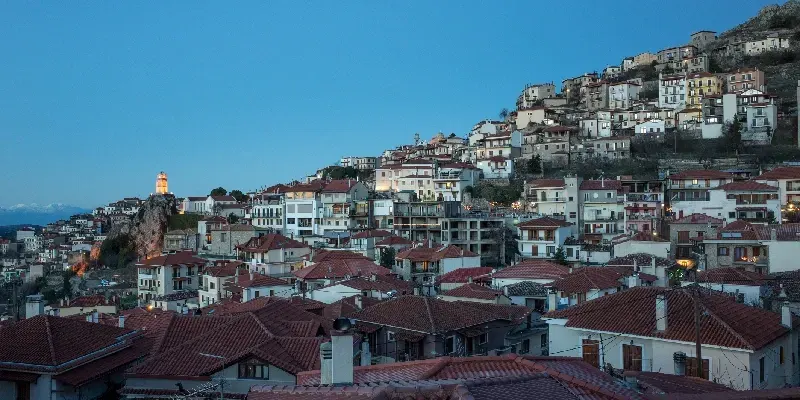 Ciudad de Arachova. República Griega. Calles de la ciudad y vistas a la montaña. Edificios antiguos.