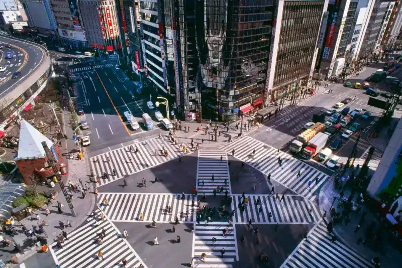 Japón Tokio, Ginza Shopping, vista elevada del paso de peatones.