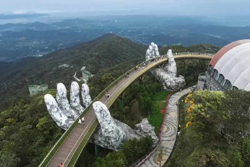 vista-aerea-del-puente-dorado-en-ba-na-hills-da-nang-vietnam