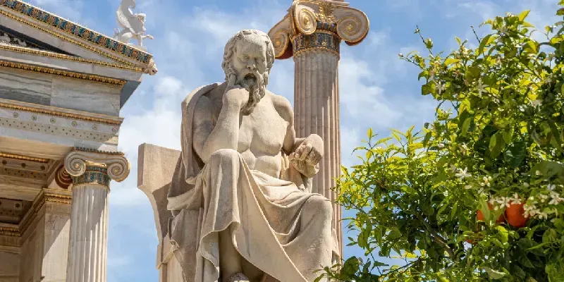atenas-grecia-estatua-de-marmol-del-filosofo-griego-socrates-en-la-moderna-academia-de-atenas