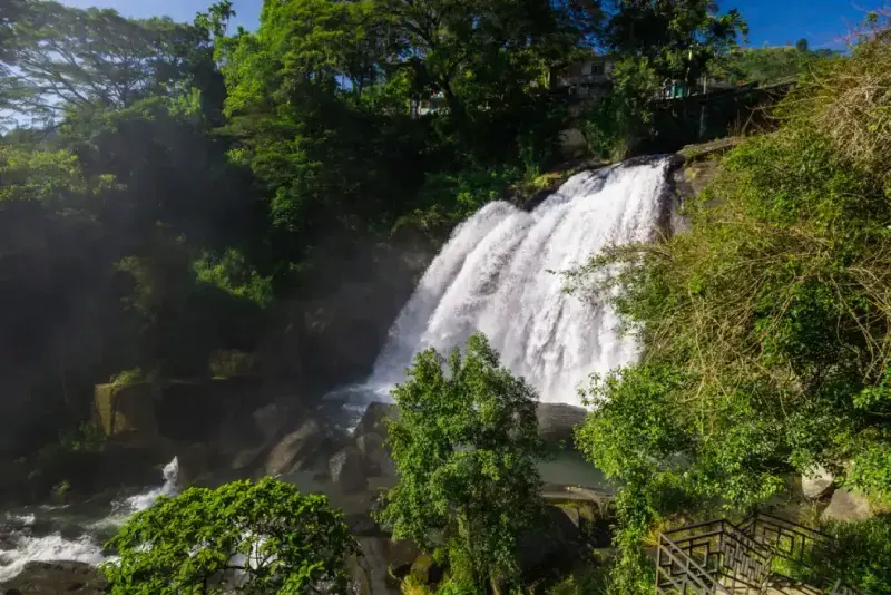 cascada-huluganga-en-kandy-sri-lanka-rio-hulu-cordillera-de-knuckles