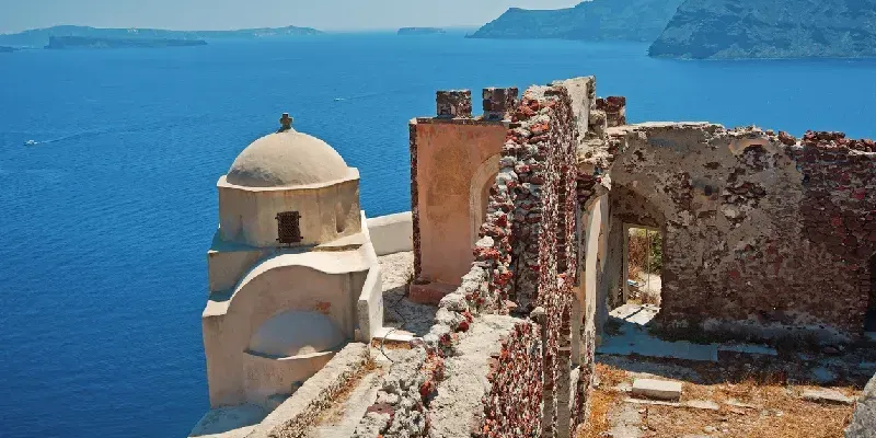 Torre del castillo en Oia, Santorini, Grecia.