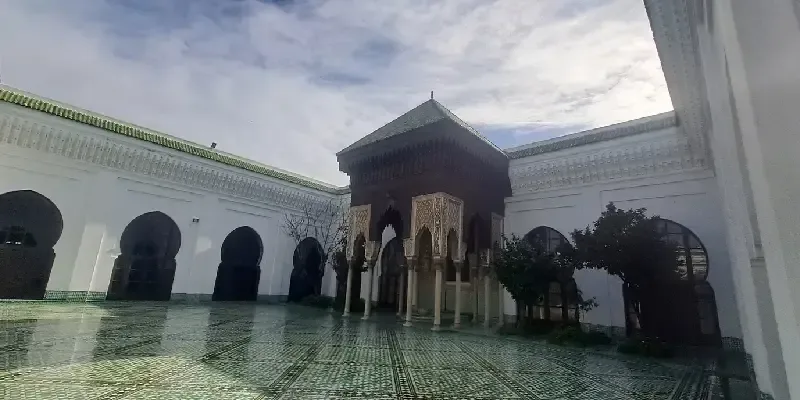 gran-mezquita-patio-con-azulejos-de-mosaico-en-habous-casablanca