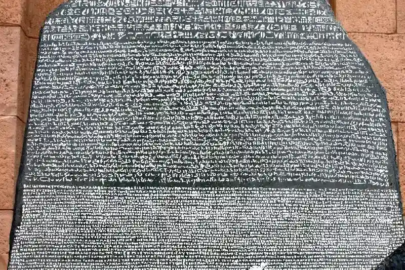 Stein von Rosetta aus dunklem Granodiorit mit hieroglyphischer, demotischer und griechischer Inschrift