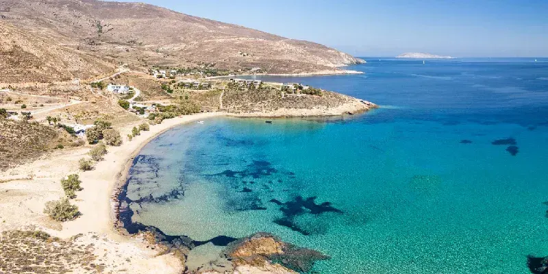 La playa de Psili Ammos en la isla de Serifos, en las Cícladas, Grecia.