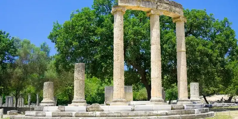 restos-edificio-filipeo-sitio-arqueologico-antigua-olimpia-grecia