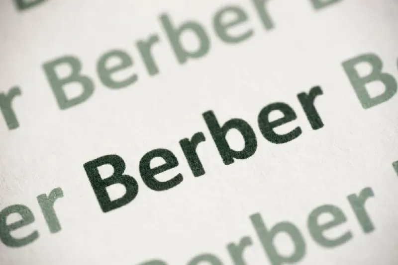 palabra-idioma-bereber-impresa-en-papel-blanco-macro
