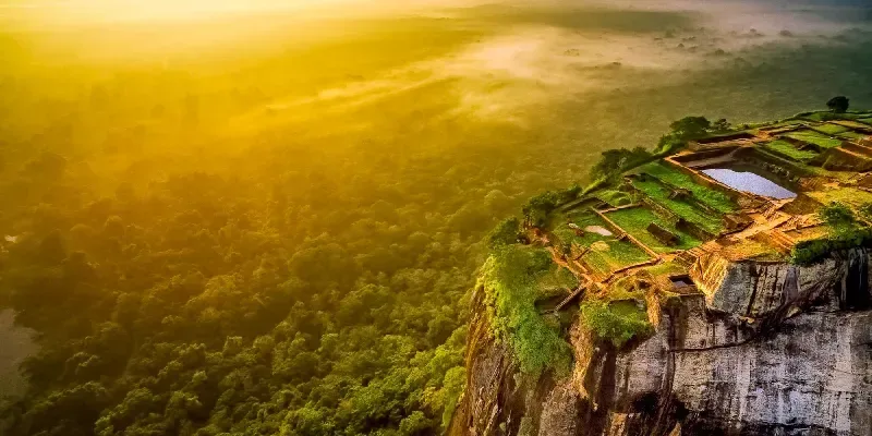 Fortaleza de la Roca del León de Sigiriya, Sitio Patrimonio de la Humanidad de la UNESCO, Isla de Ceilán.