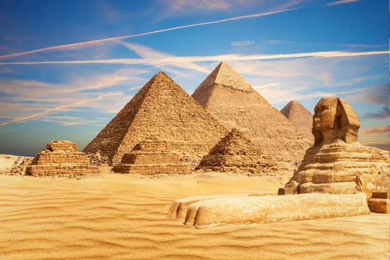 Große Sphinx von Gizeh neben den Pyramiden in der Wüste von Gizeh in Ägypten