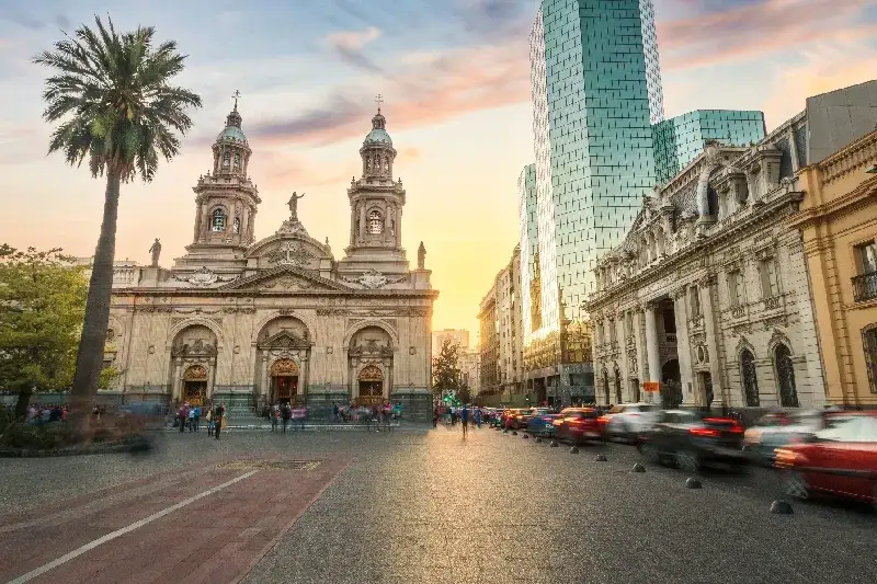Plaza de Armas Santiago mit der Kathedrale von Santiago bei Sonnenuntergang in Santiago