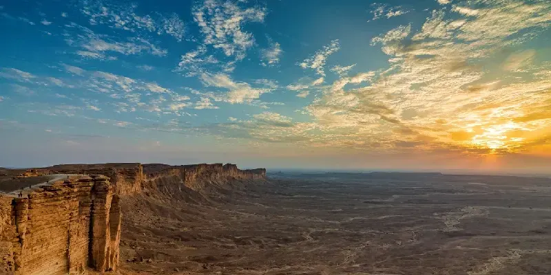 Edge of the World, un monumento natural y un popular destino turístico cerca de Riad, Arabia Saudita.