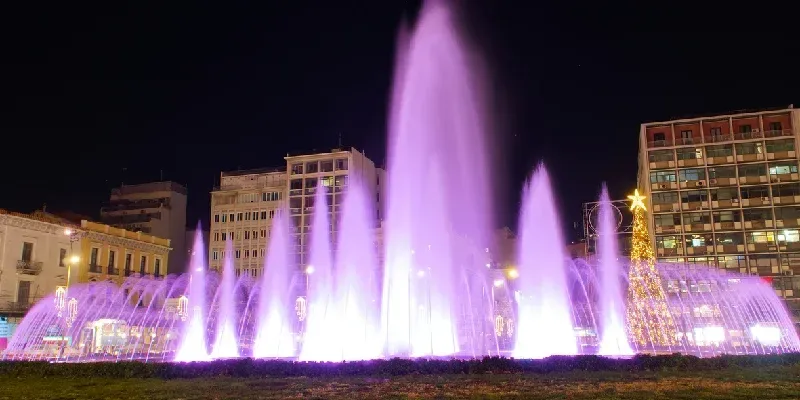 fuentes-moradas-vibrantes-en-la-plaza-omonia-atenas