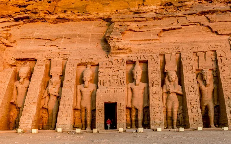 Statues colossales sculptées dans la roche au temple d'Abou Simbel