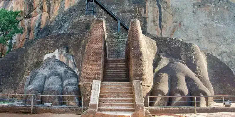 La entrada de la Roca de las Patas del León en Sigiriya, Sri Lanka.