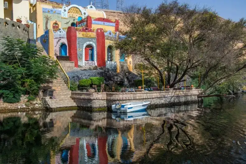 Vista di una casa nubiana dipinta con colori vivaci sulla riva del fiume Nilo ad Assuan