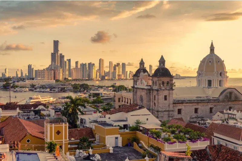 Sonnenuntergang über Cartagena, Kolumbien, mit warmem Licht über der Stadt und der Küste.