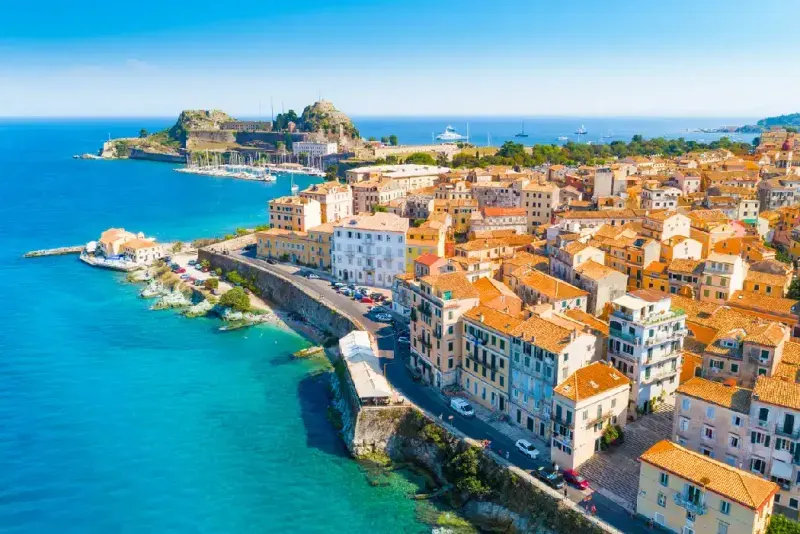 vista-panoramica-de-kerkyra-capital-de-la-isla-de-corfu-grecia