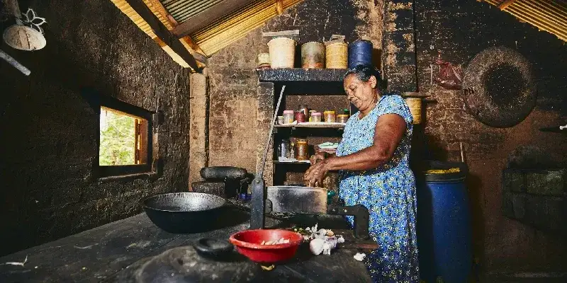 Mujer rural preparando comida en una cocina tradicional. La vida doméstica en Sri Lanka.