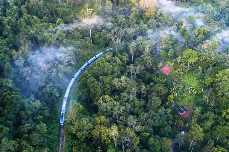 Vista aérea. Tren de Ella a Kandy en las montañas. Sri Lanka