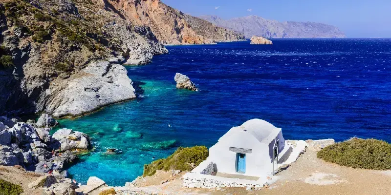 “El Gran Azul” de Amorgos, una isla auténtica de Grecia en las Cícladas. Playa de Agia Anna con una pequeña iglesia.