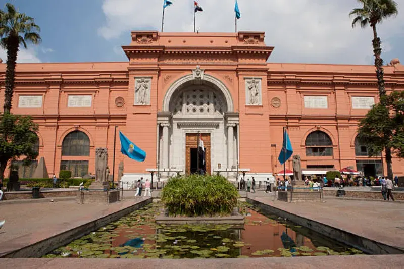 Blick auf das Ägyptische Museum mit antiken Artefakten und historischer Architektur
