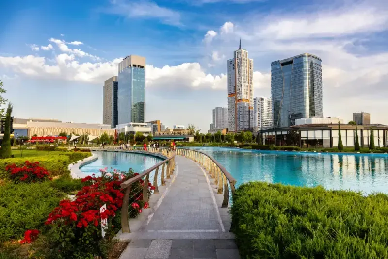 vista-estanque-parque-ciudad-taskent-uzbekistan-edificio-mas-alto