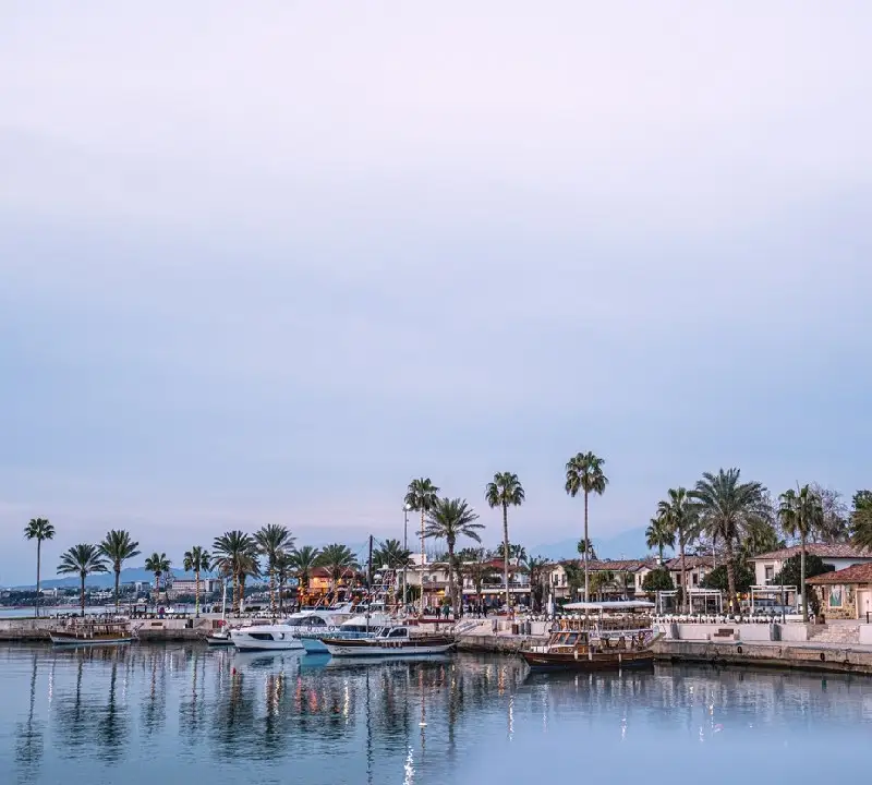As vistas panorâmicas da marina de Side, Antalya, Turquia