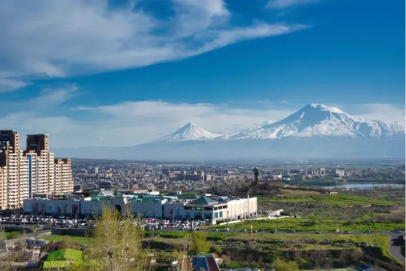 Eriwan vor der majestätischen Kulisse des Berges Ararat in Armenien