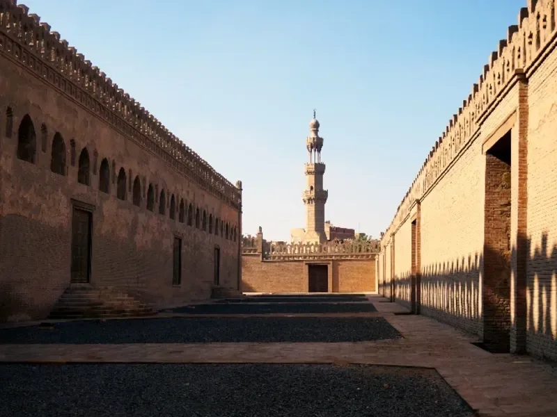 Frise coranique en bois sculpté dans la Mosquée Ibn Touloun