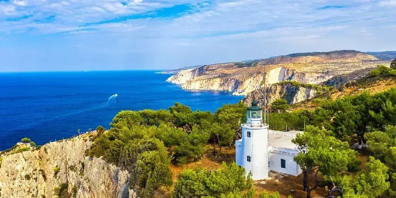 Vista aérea con dron del faro de Keri en la isla de Zakynthos, Grecia.