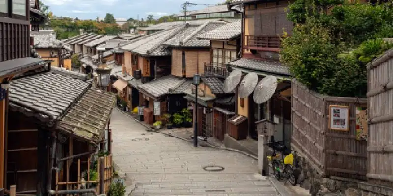 Una tradizionale strada giapponese antica, Ninenzaka, nel quartiere storico di Higashiyama District