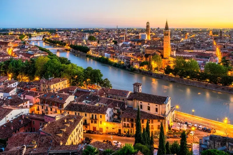 Luftaufnahme bei Sonnenuntergang über Verona in Italien mit historischem Stadtbild und Flusslandschaft der Etsch