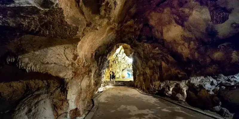 Belleza natural dentro de la gruta Mo Luong, distrito de Mai Chau, la cueva más amplia de la provincia de Son La, en el norte de Vietnam.