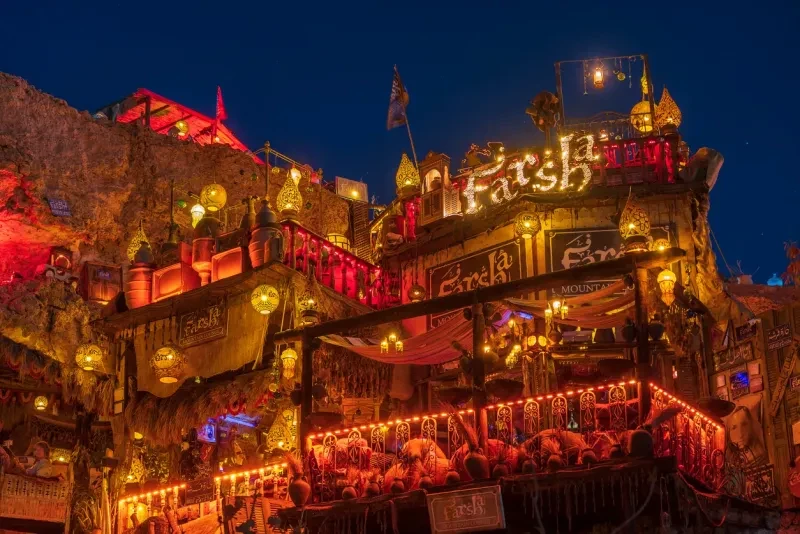 Cafetería callejera Farsha de estilo árabe por la noche, Sharm El Sheikh