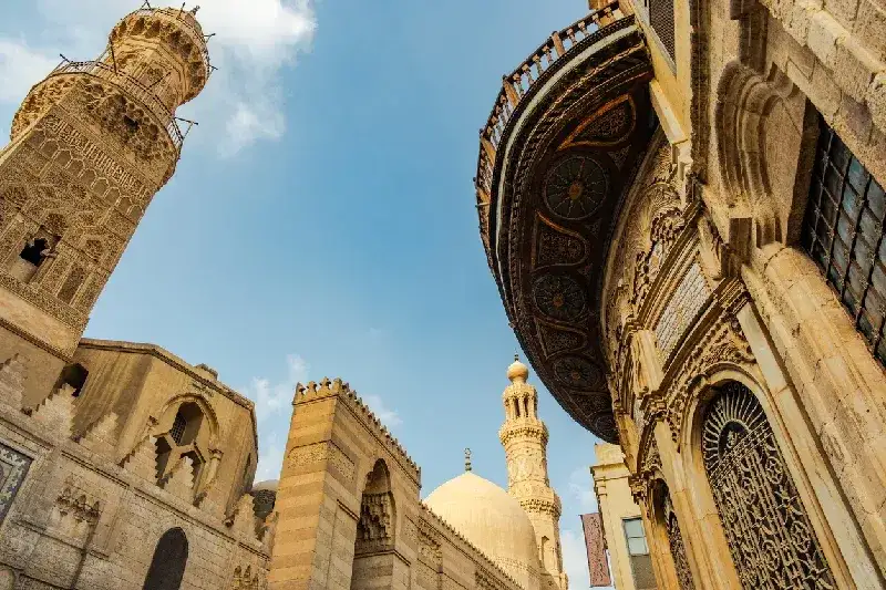 Touristen besuchen den historischen Qalawun-Komplex in der Al-Muizz-Straße in Kairo
