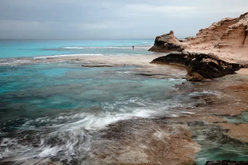 Die Lagune am Cleopatra Beach bei Marsa Matruh in Ägypten mit kristallklarem, türkisfarbenem Wasser und einer malerischen Mittelmeerkulisse. 