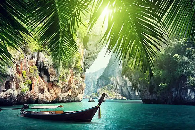 Ein langes Boot am Strand von Krabi, Thailand